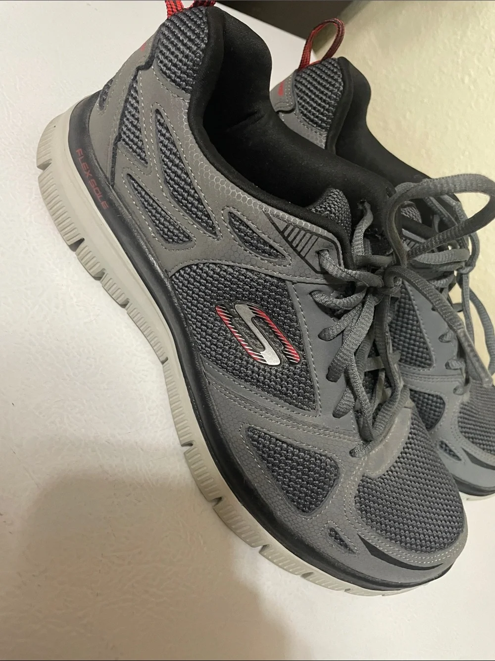 Skechers Men's  Black And Gray Memory Foam Shoes. Very Good Condition. Size 8.5.
